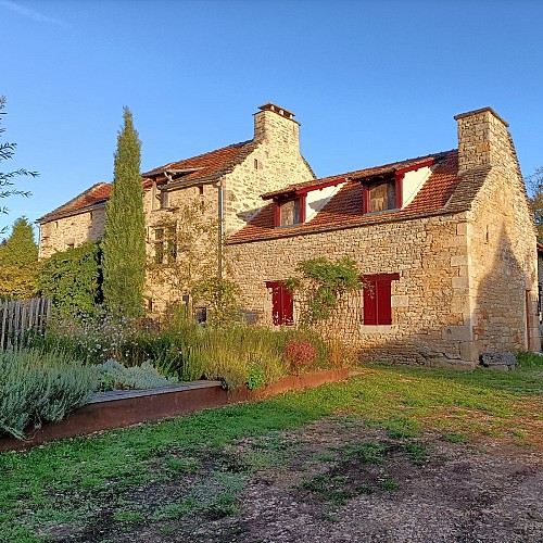 Dans le village de Laramière