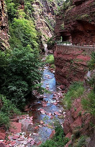 A LA DECOUVERTE DES GORGES ROUGES