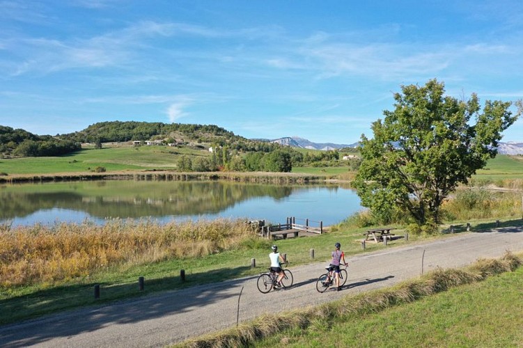 Sur la route bordant le lac de Mison