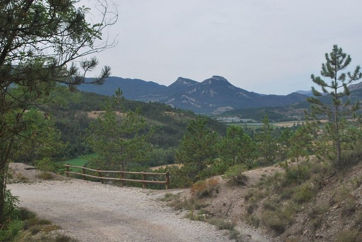 Vue sur le Rocher Saint-Michel depuis le Vieil Eyguians