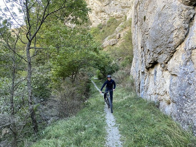 Passage au pied des falaises