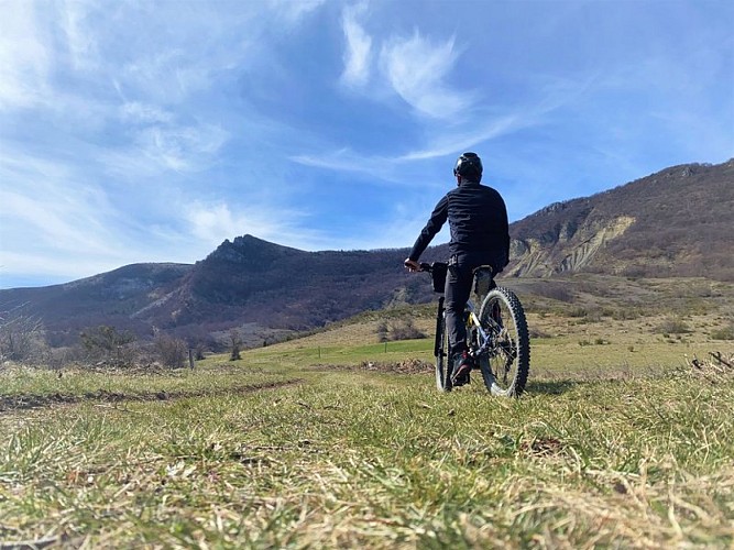 Paysage dégagé autour d'Eourres