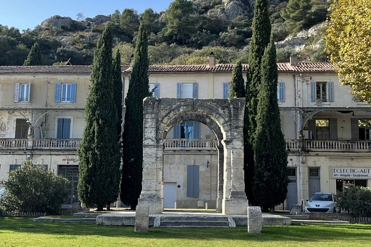 Arc roman et colline Saint-Jacques