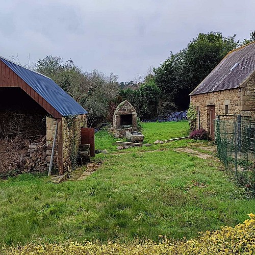 Un puit & batiments de ferme