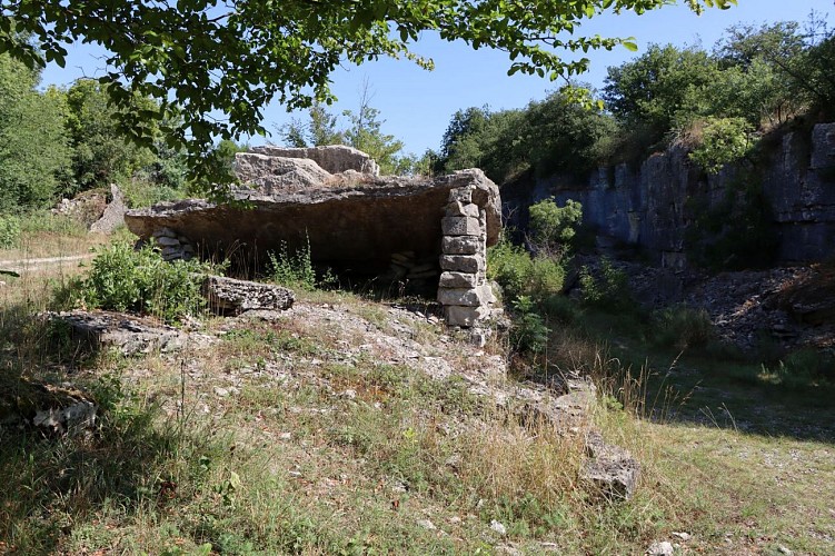 Au pays de la pierre, tour de Parmilieu  par le sentier des bigues_Parmilieu