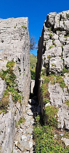 Pierre Fendue depuis le Cochenet - sentier pédestre_Cordon
