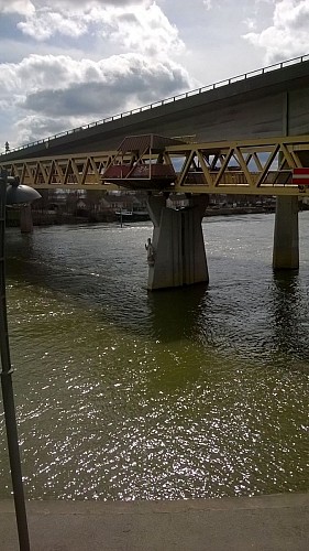 Conflans St Honorine - Passerelle sur la Seine et statue de St Nicolas, patron des batelliers
