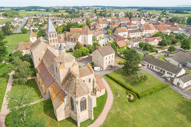 L'église Saint-Pierre et Saint-Benoit et le bourg de Perrecy-les-Forges