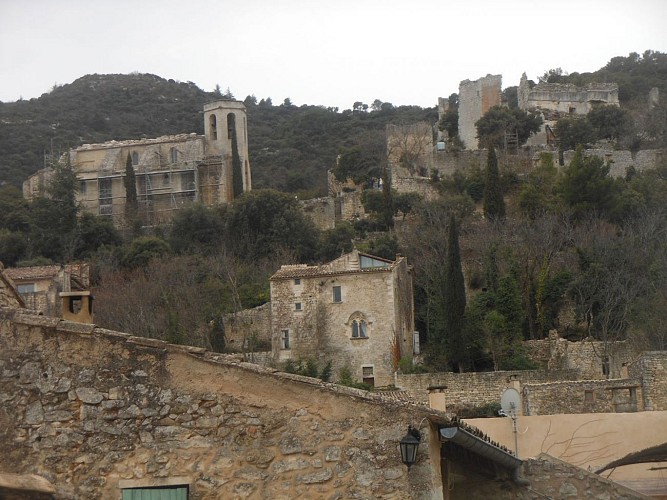 Vue depuis le village, l'église et le château
