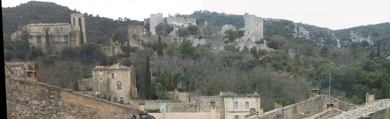 Panorama depuis le village, l'église et les ruines du château