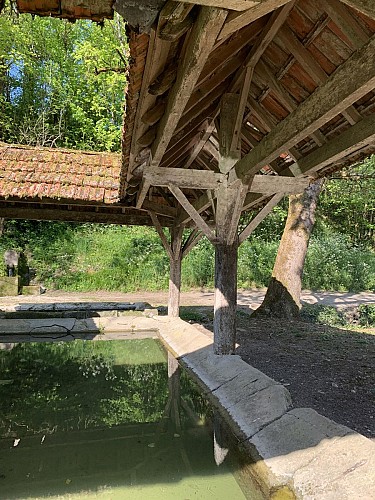 Balades et Randonnées : Le lavoir du Théron à Bourg de Visa