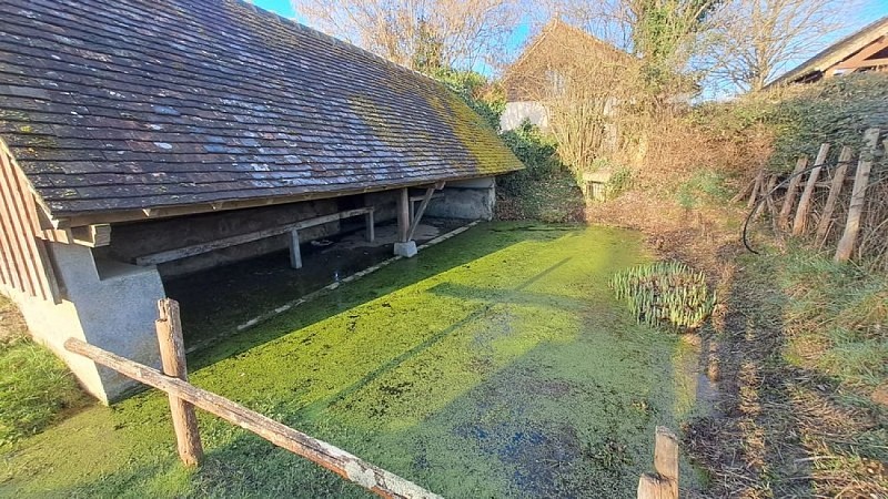 Le lavoir et sa fontaine maçonnée