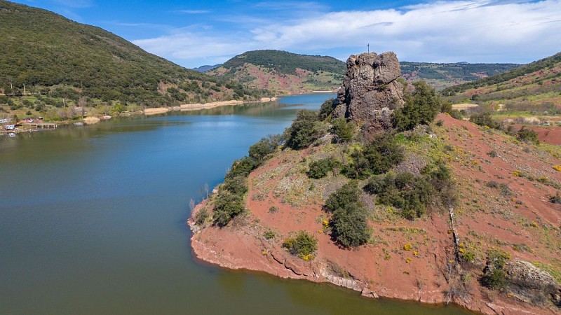 LAC_DU_SALAGOU_Le_Neck_de_la_Roque