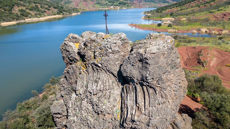 LAC_DU_SALAGOU_Le_Neck_de_la_Roque