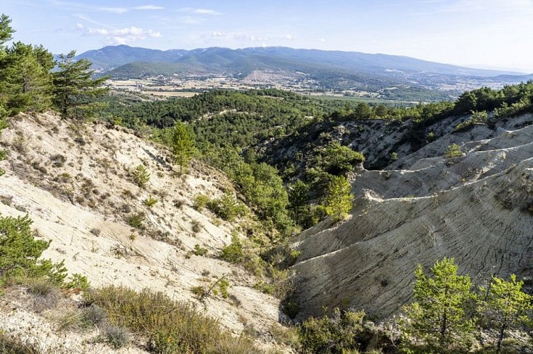 Ravin du Pré Fourcat, Ongles et la montangne de Lure