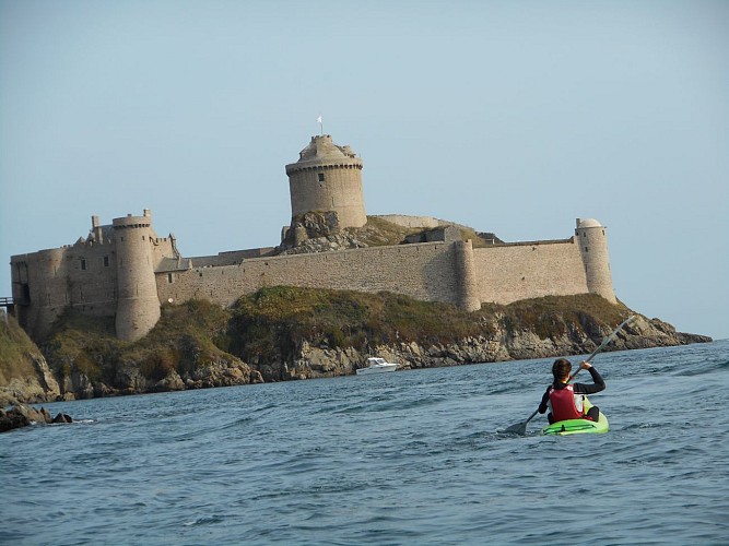 Kayak en Baie de la Fresnaye juqu'au Fort-la-Latte