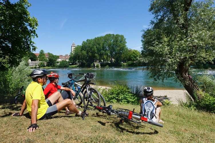 Pause en famille le long du Doubs à Dole