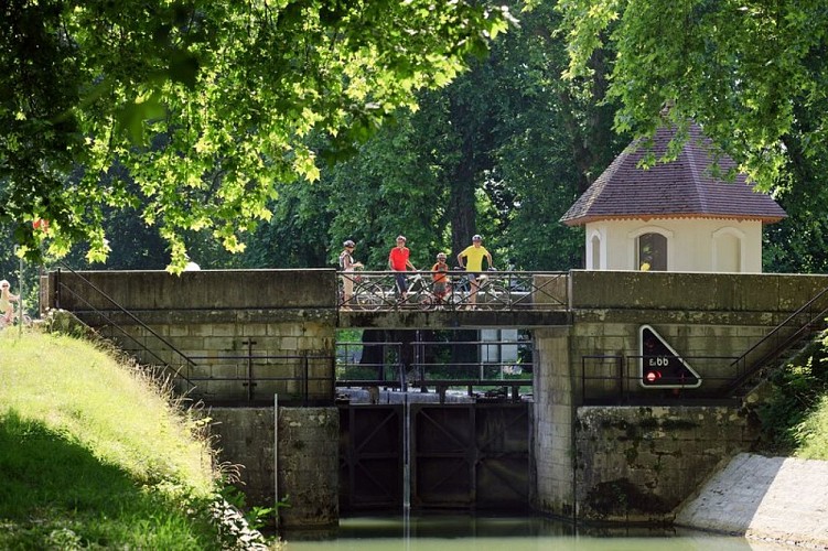 Famille sur une écluse à coté de Dole