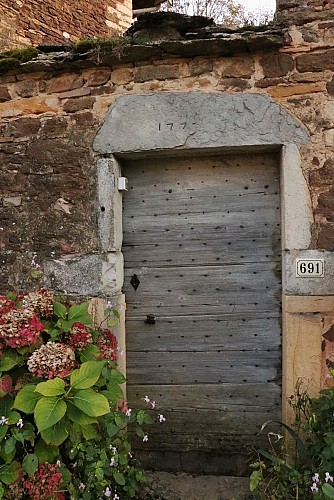 Des pierres rouges de Panossas aux panoramas verdoyants de l’Isle-Crémieu_Panossas