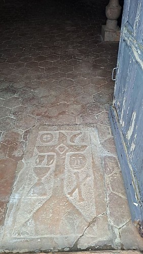 Pierre tombale anépigraphe