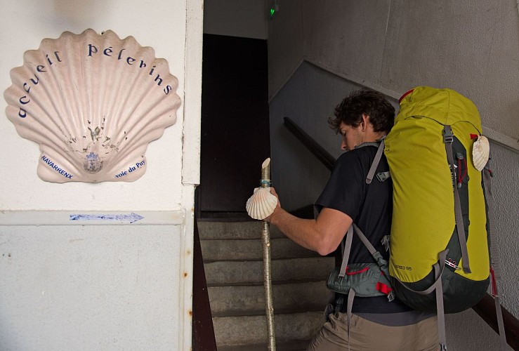 Pélerin en pause sur la voie du Puy à Navarrenx©CDT64-P.Gaillard