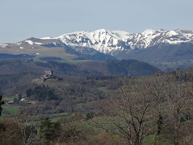 Château de Murol et massif du Sancy