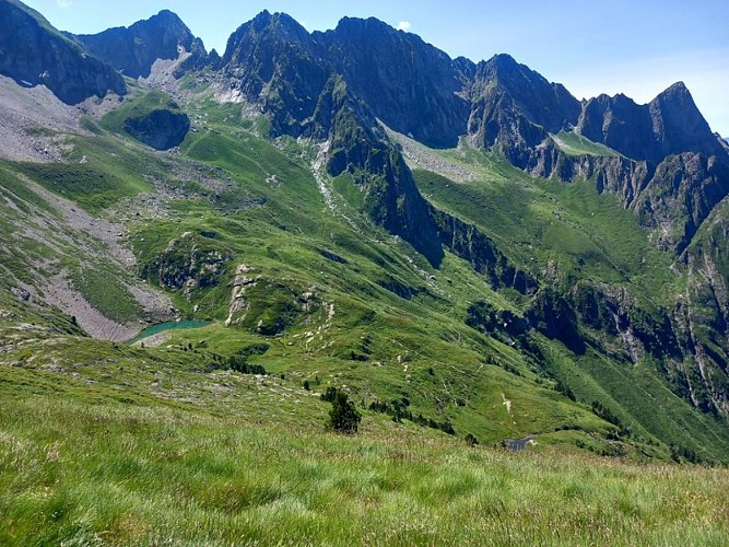 Etang de la Frèche depuis les crêtes de Crabides