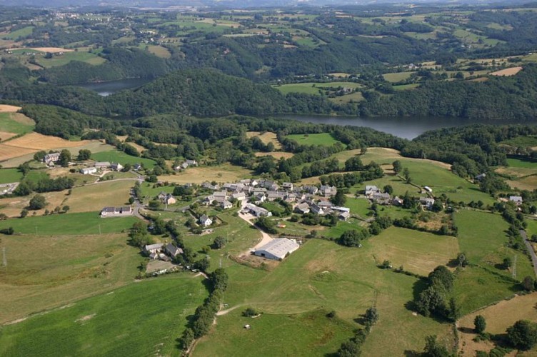 Le départ dans le village de la Capelle