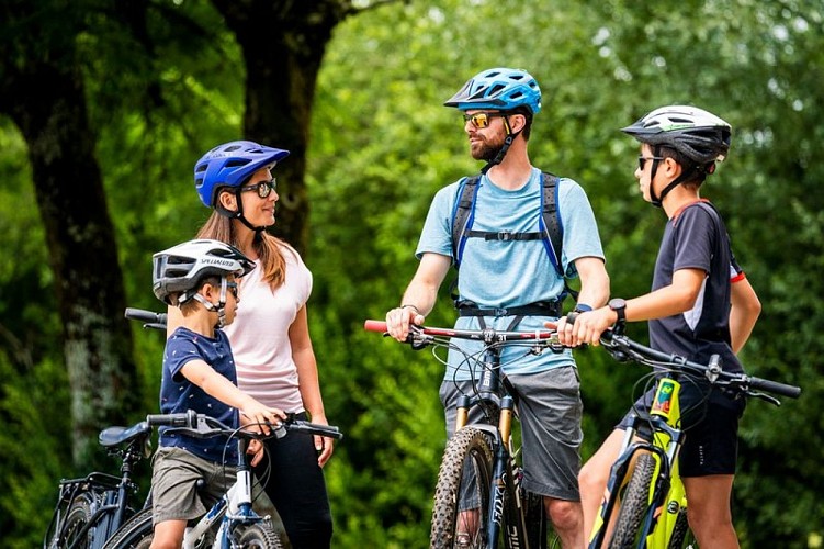 Famille en VTT dans le Grandvaux