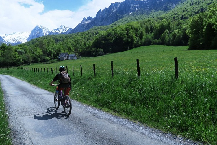 IMG-Montee-dans-le-Vallon-d-Aulet-tourinsoft