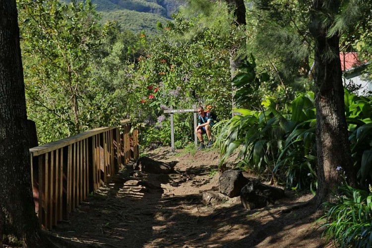 De Grand Place Ã‰cole Ã  Ilet Ã  Bourse, par le plateau de gousse