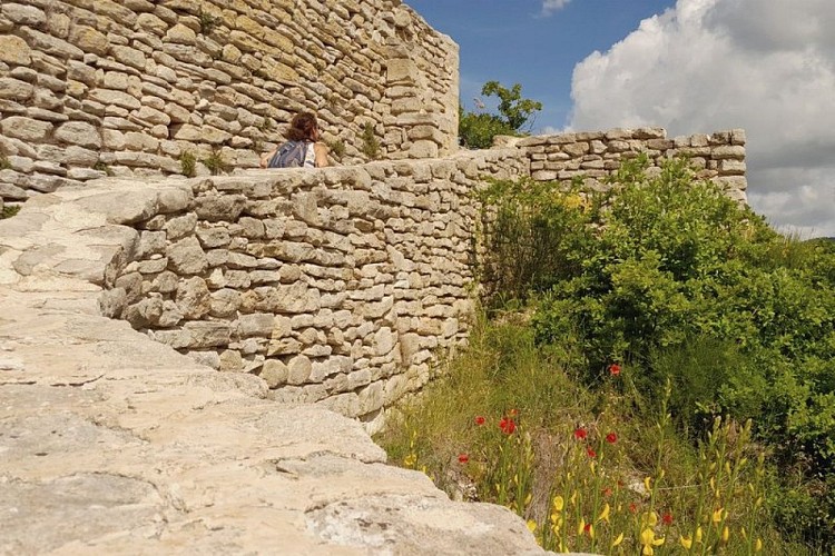 Arrivée au site castral de Saint-Pierre