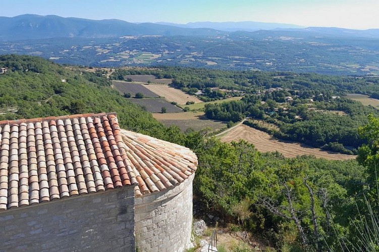 Chapelle Saint-Pierre et village d'Auribeau