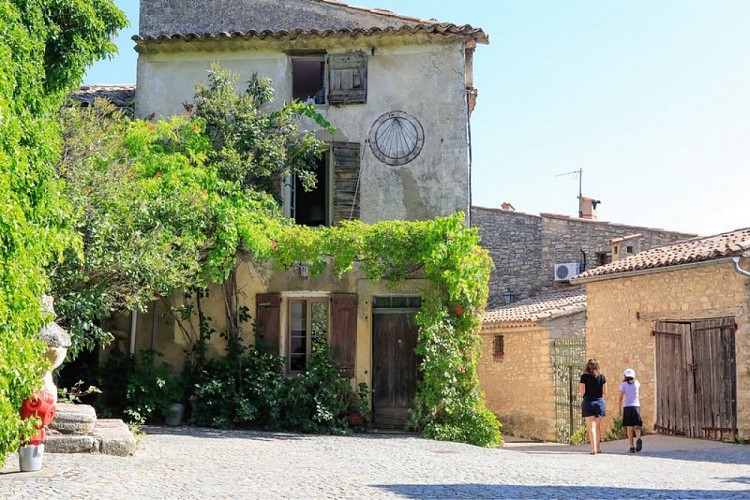 Auribeau, place de la Fontaine