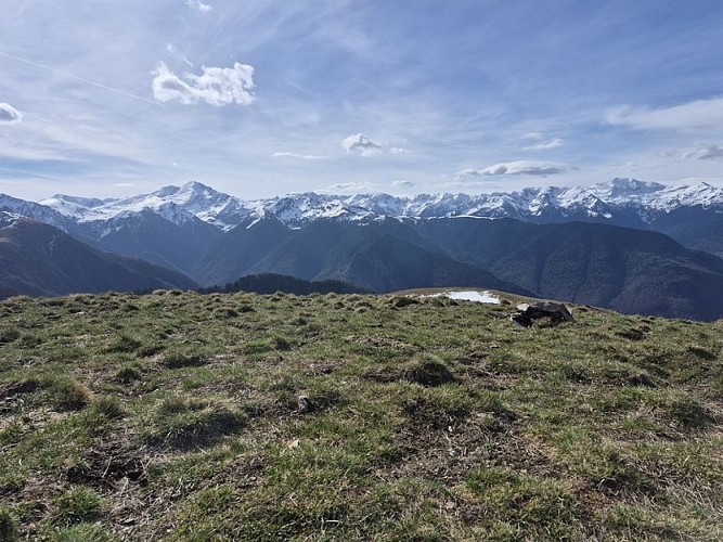 Panorama sur la chaine des Pyrénées enneigée