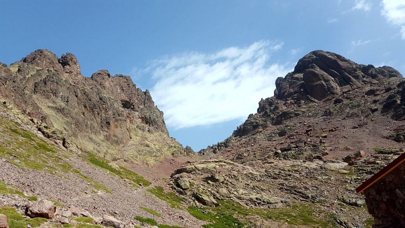 Ciuttulu di i Mori au pied des montagnes
