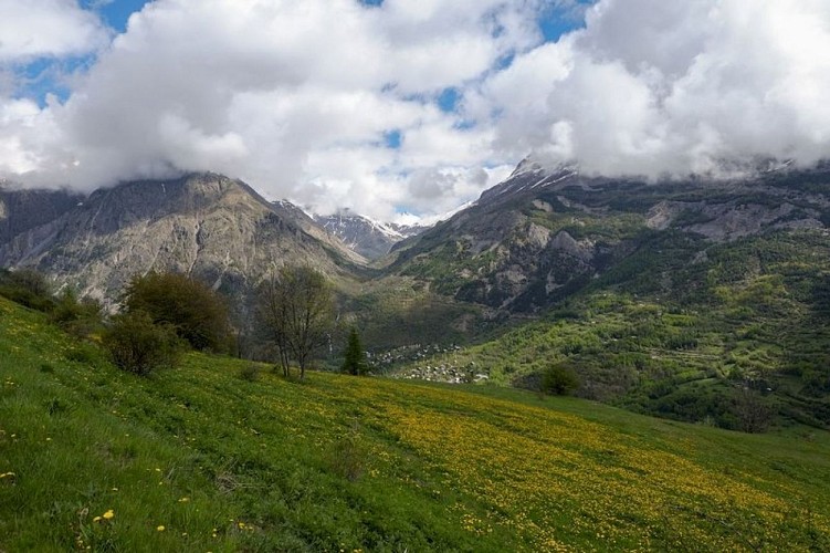 Vue sur le vallon de Chambran depuis Puy Aillaud