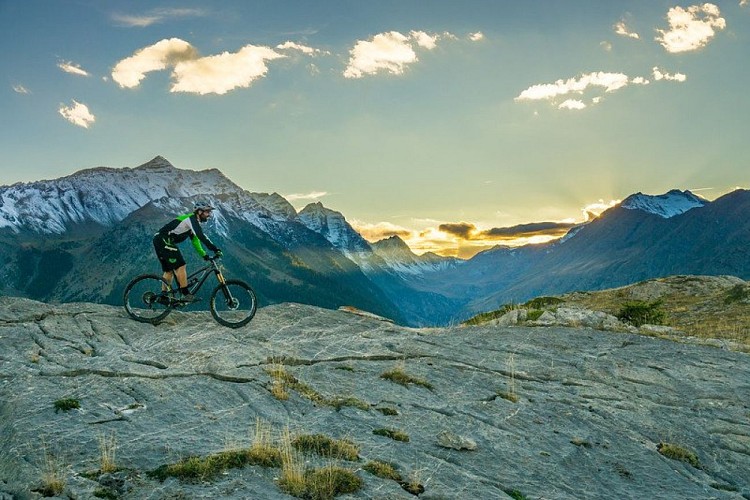 Coucher du soleil les têtes