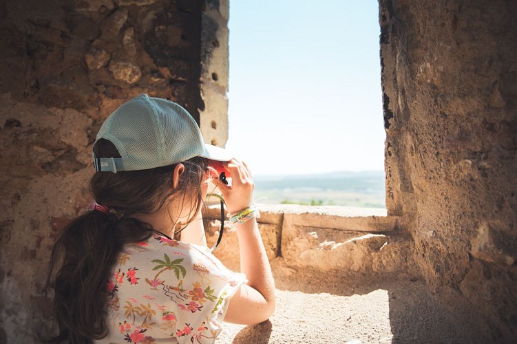 Jeune fille dans les ruines du Château de Mousson
