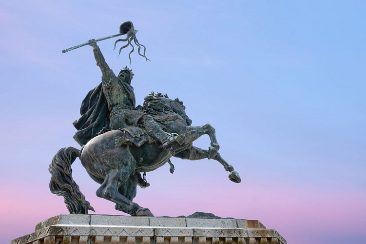 photo9_statue_bronze_guillaume_le_conquérant_falaise©Office_de_Tourisme_du _Pays_de Falaise _ Jacques_Basile