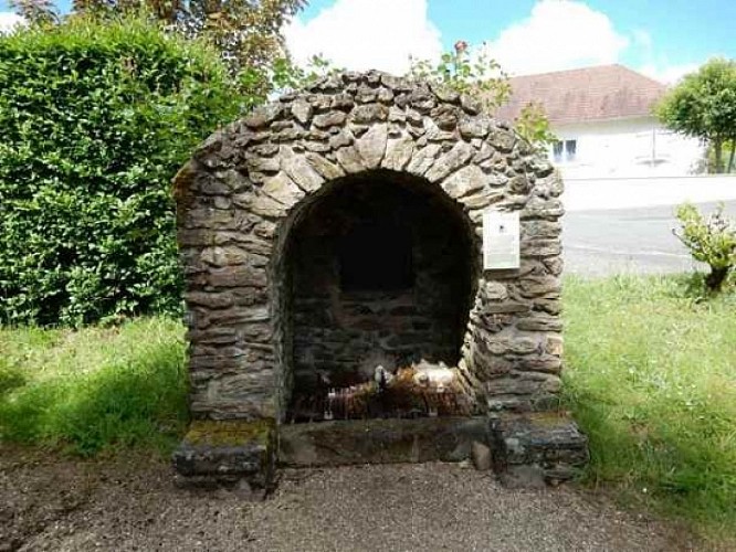 Fontaine St Radegonde - Les moulins - St Sornin Lavolps