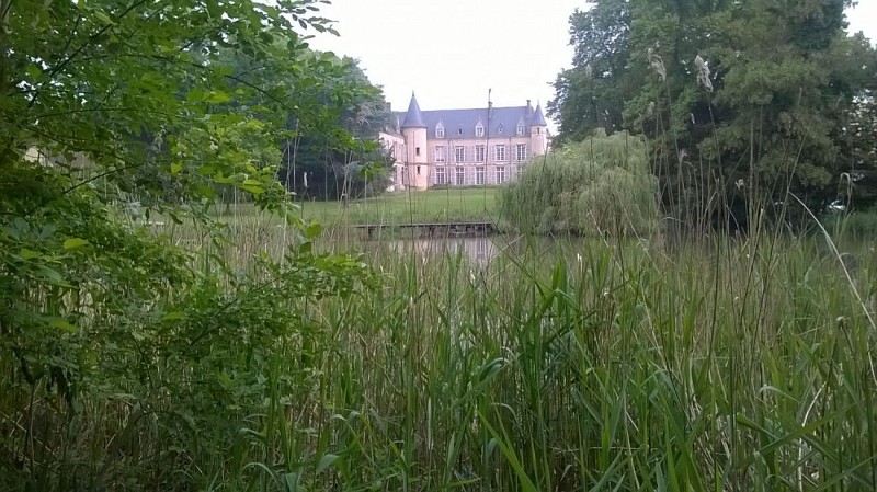 Théméricourt - La Maison du Parc dans son écrin de verdure