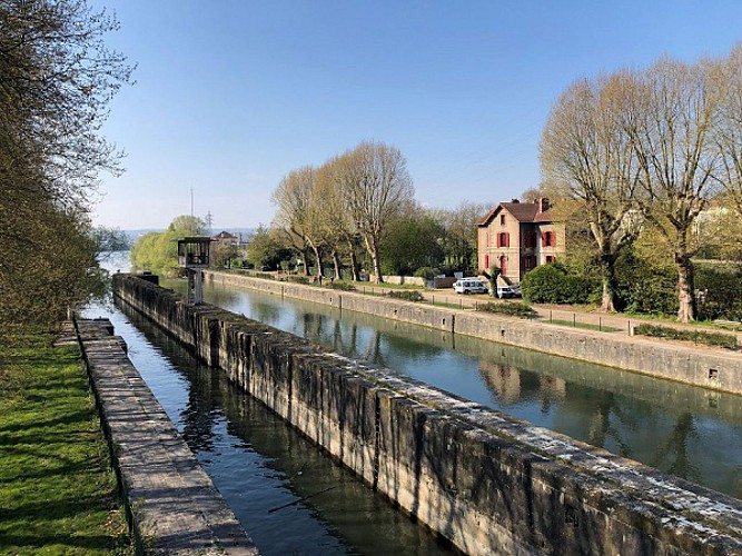 Écluse de Carrières