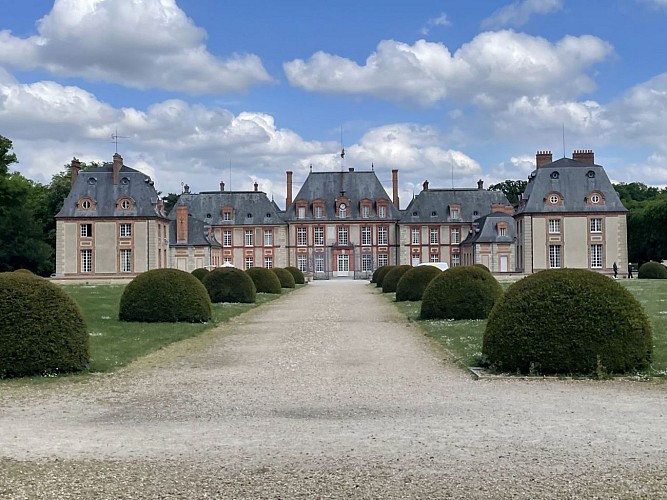 Chateau de Breteuil, au sud de la forêt
