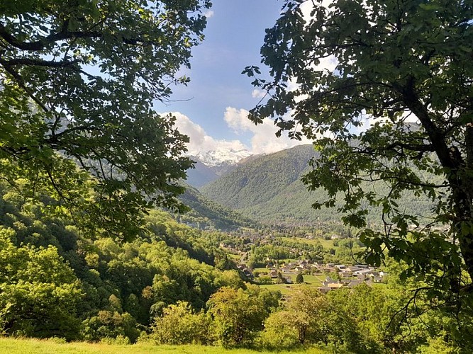 En montée, la jolie vue sur les sommets