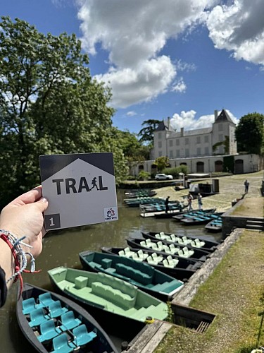 plaquette balise avec port en fond