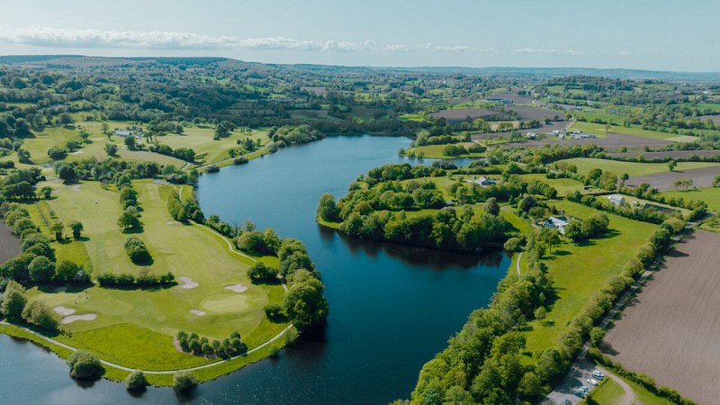 Vue_aerienne_du_lac_de_la_Dathee-Sacha_Soffer_-_Calvados_Attractivite-13000-1200px