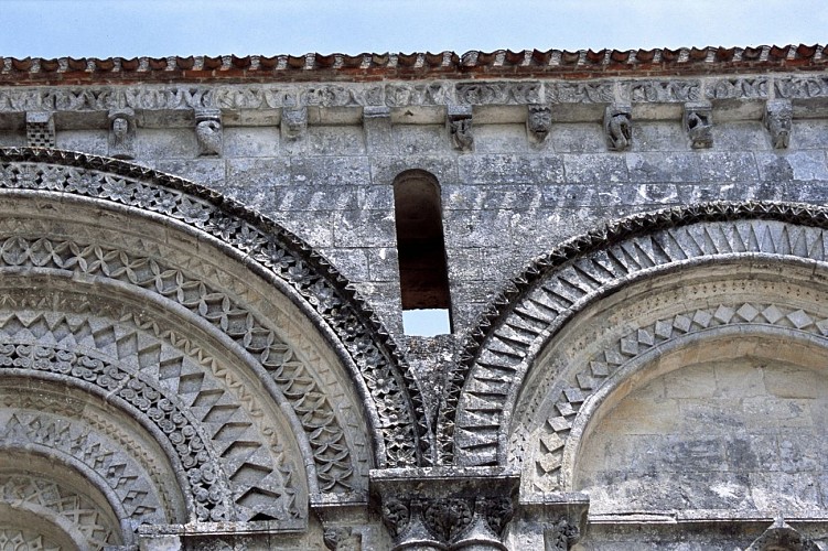Façade ouest de l'église Saint-Hérie à Matha_3