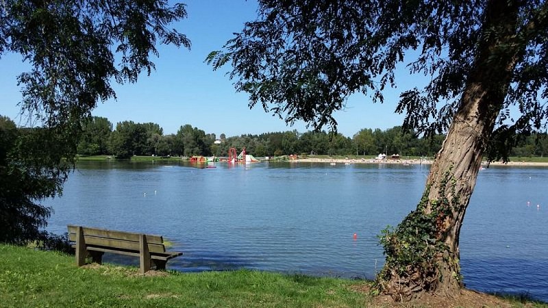 Le lac de Biron-Orthez vue sur la plage