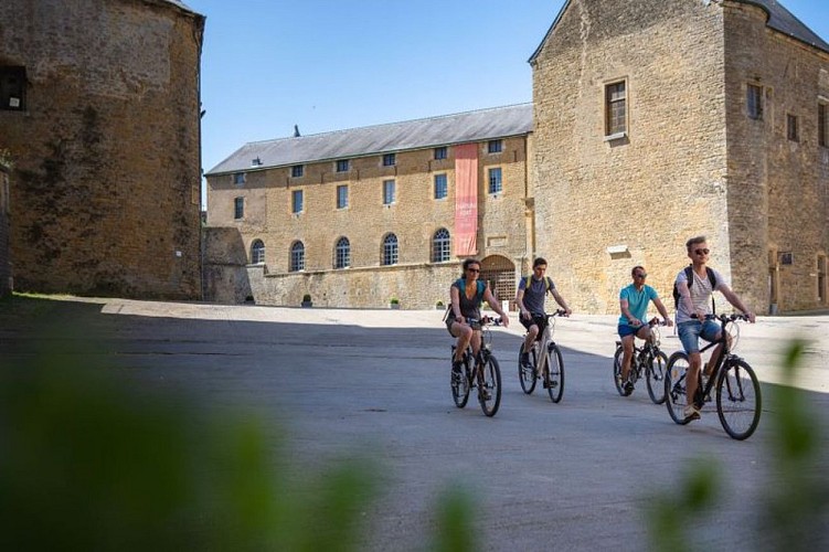 chateau fort sedan la meuse a velo